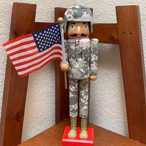 🔹Military Soldier Wood Nutcracker, American Hero’s Holiday Collection..